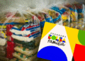 Pagamentos do Bolsa Família terão mudanças por causa dos feriados de novembro 16 Pacotes de alimentos empilhados embalados e cartão do Programa Bolsa Família em destaque.
