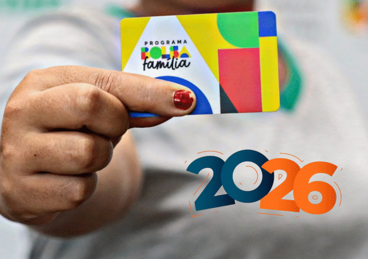 Pessoa segurando um cartão do Programa Bolsa Família com o número “2026” em destaque.