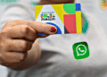 Pessoa segurando o cartão do Bolsa Família com ícone do WhatsApp ao lado.