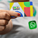 Bolsa Família de dezembro: veja como consultar o valor pelo aplicativo e WhatsApp 11 Pessoa segurando o cartão do Bolsa Família com ícone do WhatsApp ao lado.