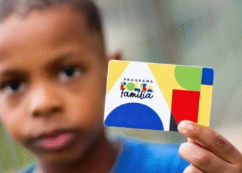 Governo antecipa o Bolsa Família: veja quando o benefício será pago 5 Criança segurando cartão do programa Bolsa Família.