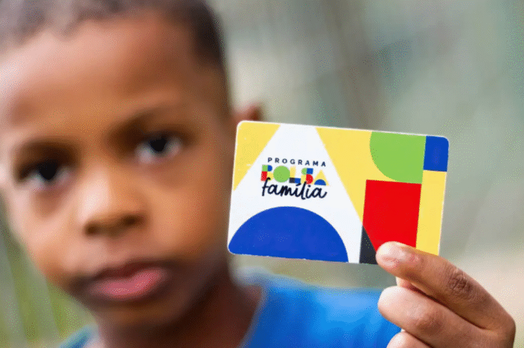 Governo antecipa o Bolsa Família: veja quando o benefício será pago 1 Criança segurando cartão do programa Bolsa Família.