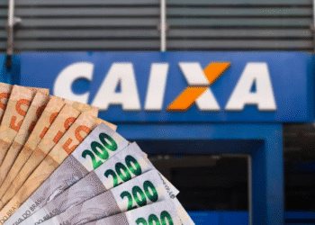 Caixa inicia novo pagamento de R$ 600; confira calendário e público beneficiado 5 Notas de R$ 200 em destaque na frente de agência da Caixa Econômica Federal, ilustrando pagamento de benefício de R$ 600.