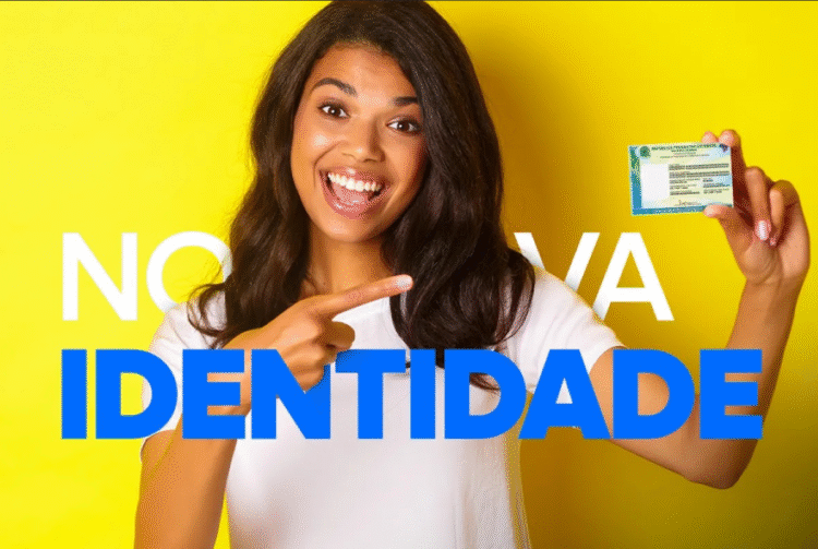 Mulher sorridente segurando uma carteira de identidade e apontando para ela diante de fundo amarelo.