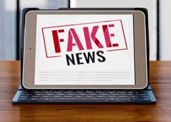 Atenção usuário do Cadastro Único! Entenda como informações falsas podem gerar processo administrativo 5 Um tablet exibindo a mensagem 'FAKE NEWS', simbolizando a disseminação de informações falsas e o risco de processo administrativo no Cadastro Único.
