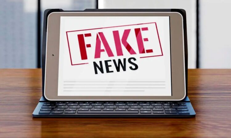 Um tablet exibindo a mensagem 'FAKE NEWS', simbolizando a disseminação de informações falsas e o risco de processo administrativo no Cadastro Único.