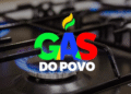 Logotipo do programa Gás do Povo sobre imagem de fogão aceso.