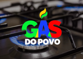Logotipo do programa Gás do Povo sobre imagem de fogão aceso.