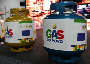 Gás do Povo: use CPF, Bolsa Família ou app para pegar botijão 5 Botijões de gás com o rótulo “Gás do Povo” expostos em ambiente interno.