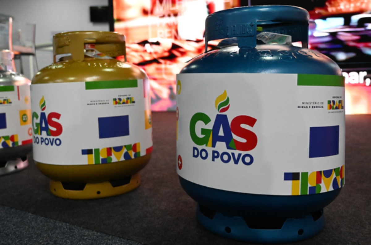 Dois botijões de gás com rótulos coloridos "Gás do Povo", incluindo logotipo de chama e menções ao Ministério de Minas e Energia do Brasil.