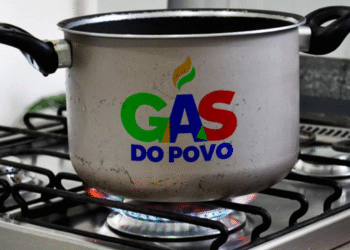 Panela no fogão com o logo do programa Gás do Povo.