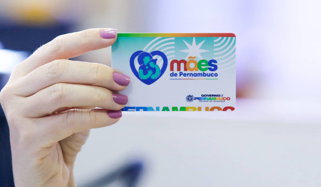 Cartão do programa Mães de Pernambuco Pessoa segurando o cartão do programa Mães de Pernambuco.