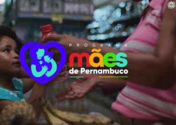 Programa Mães de Pernambuco faz pagamento em 7 de novembro; saiba como garantir o benefício de dezembro 5 Cartaz do programa Mães de Pernambuco com mãe e filha em um mercado.