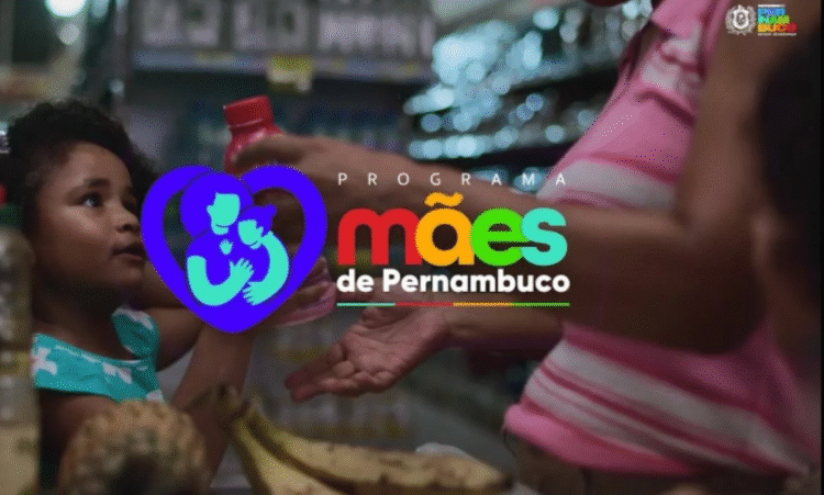 Programa Mães de Pernambuco faz pagamento em 7 de novembro; saiba como garantir o benefício de dezembro 1 Cartaz do programa Mães de Pernambuco com mãe e filha em um mercado.