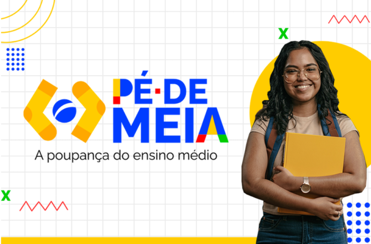 Estudante sorrindo ao lado do logotipo do programa Pé-de-Meia.
