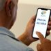Prova de Vida do INSS: Descubra quem precisa fazer, como regularizar e o prazo 11 Homem idoso usando smartphone com o aplicativo "Meu INSS" exibindo "PROVA DE VIDA".