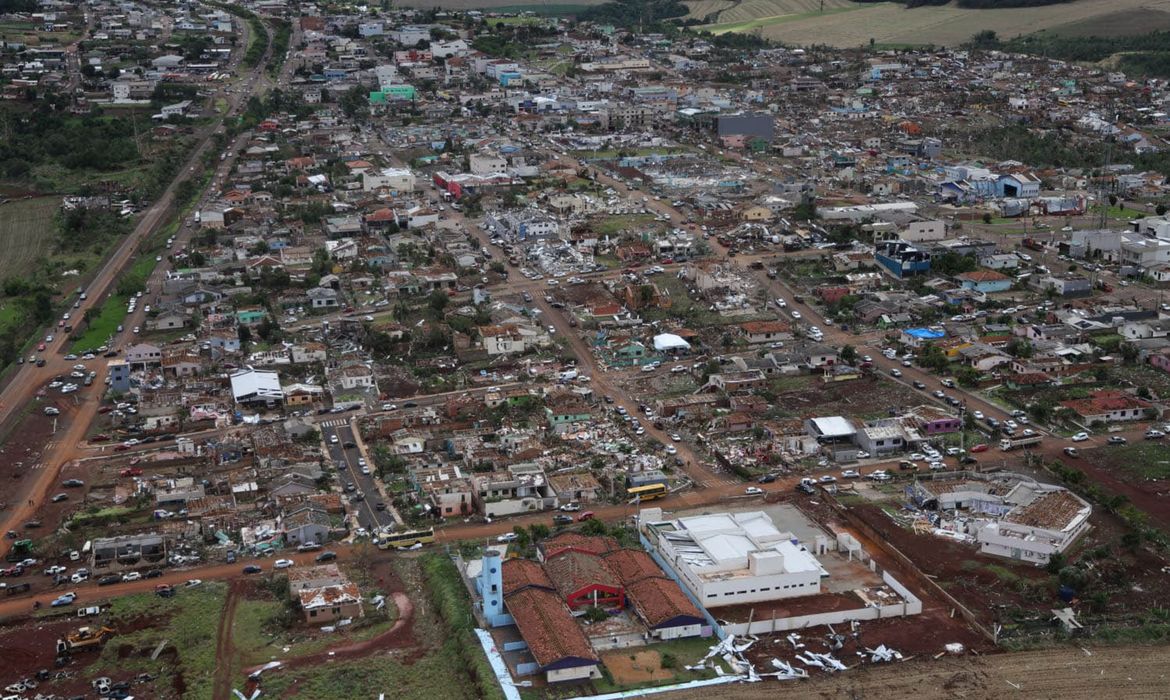 Vista aérea de Rio Bonito do Iguaçu após tornado devastador, mostrando casas destruídas e escombros espalhados, evidenciando a calamidade pública de 7 de novembro.