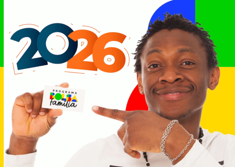 Homem sorrindo segura e aponta para um cartão do Programa Bolsa Família, com “2026” em destaque ao fundo.