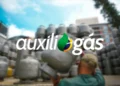 Auxílio Gás cortado: famílias menores e unipessoais perderam benefício de R$ 110,00; entenda motivo 12 Homem de costas carregando um botijão de gás prata em um depósito cheio, com o logotipo branco "auxílio gás" sobreposto à imagem.