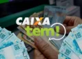 PIX de R$ 110 no CAIXA Tem: veja como consultar e sacar o valor 14 Mãos segurando cédulas de real e logo do Caixa Tem ao centro, com várias notas de 100 reais ao redor