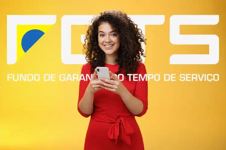 Mulher sorridente segurando celular em frente ao logotipo do FGTS em fundo amarelo, representando a consulta ao saque-aniversário.