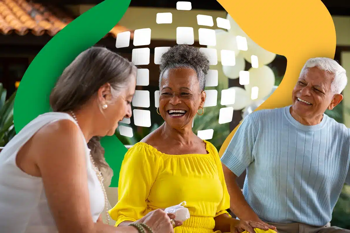 Atendimento INSS. Três idosos, duas mulheres e um homem, conversando e sorrindo em um ambiente iluminado, com grafismos institucionais em verde e amarelo ao fundo com a logo do INSS.