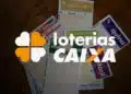 Mega da Virada 2025: governo faz alerta para sites falsos que simulam portal de loterias da Caixa 12 Volantes de apostas das Loterias Caixa organizados sobre mesa de madeira.