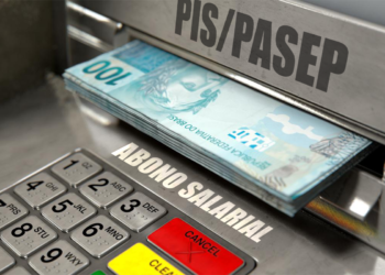 PIS/Pasep: Últimos dias para garantir o Abono Salarial ainda em 2025 6 Imagem de um caixa eletrônico exibindo cédulas de R$ 100, com destaque para o abono salarial PIS/Pasep.