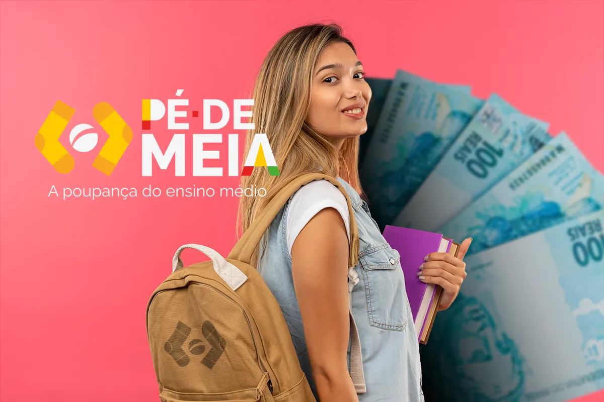Jovem estudante de mochila e livros em frente a notas de 100 Reais, ilustrando o programa Pé-de-Meia, que oferece incentivo financeiro para alunos do ensino médio da rede pública em 2025.