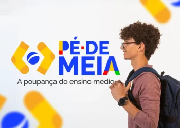 Jovem estudante com mochila e livros, com o logo do Pé-de-Meia e notas de 100 Reais ao fundo, indicando o calendário de repasses e o próximo pagamento mensal do benefício.