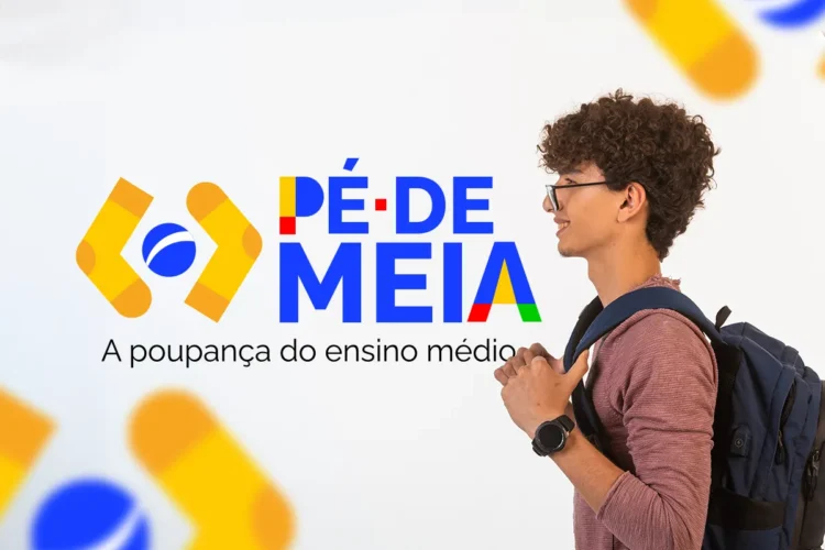 Jovem estudante com mochila e livros, com o logo do Pé-de-Meia e notas de 100 Reais ao fundo, indicando o calendário de repasses e o próximo pagamento mensal do benefício.