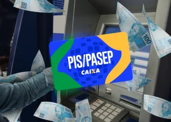 Mão usando caixa eletrônico com notas de 100 reais e cartão PIS/PASEP em destaque
