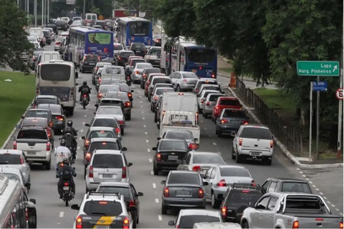 Congestionamento de veículos na Marginal Pinheiros com carros, ônibus e motos em várias faixas.