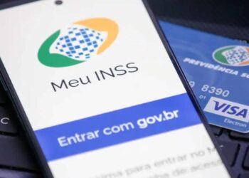 Mutirão da perícia médica atende 19 mil pessoas neste fim de semana; veja como participar 8 Aplicativo Meu INSS exibido em smartphone ao lado de cartão de previdência social, representando serviços e atendimentos do INSS.