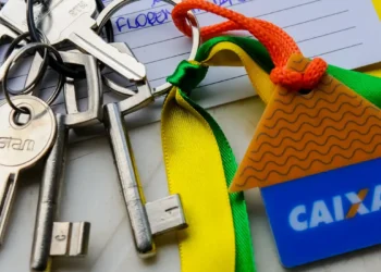 Conjunto de chaves metálicas em argola com pingente colorido em formato de casa da Caixa Econômica Federal