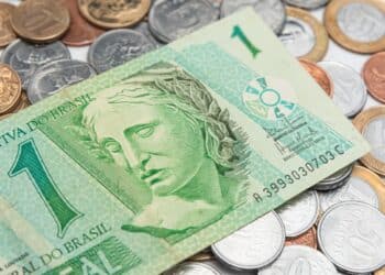 Montagem das cédulas originais da primeira família do Real (de R$ 1 a R$ 100), que estão sendo retiradas de circulação por decisão do Banco Central após três décadas.