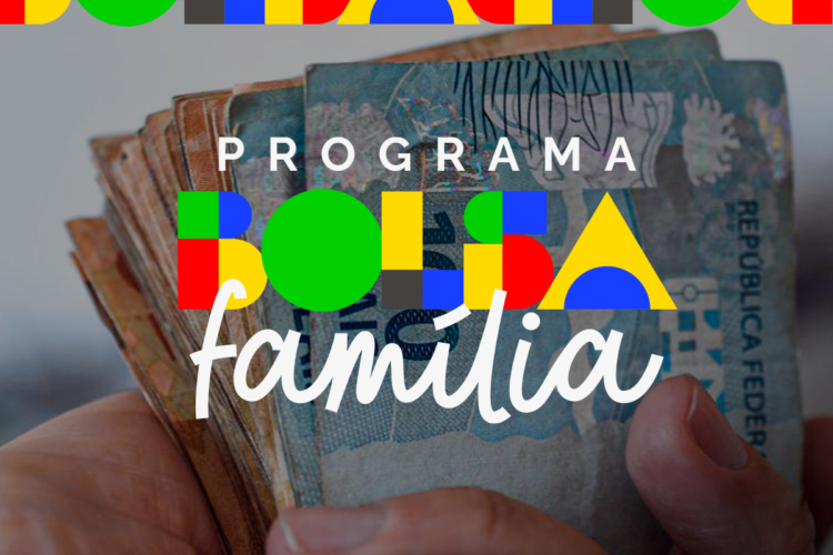 NIS final 1, 2 ou 3? Saque do Bolsa Família disponível nesta semana 1 Notas de real sendo seguradas por uma pessoa com o logotipo do Programa Bolsa Família sobreposto.