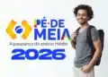 Pé de Meia 2026: Abandono escolar cancela benefício definitivamente 2 Jovem sorridente com mochila preta ao lado do logo colorido do programa Pé de Meia 2026 para ensino médio.