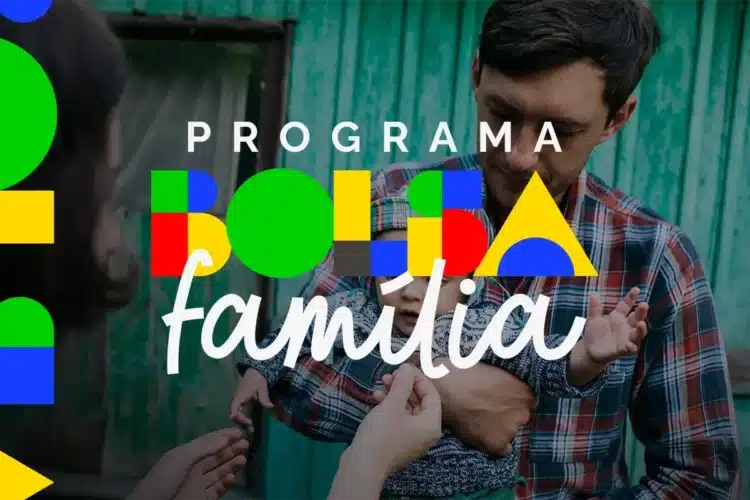 Bolsa Família libera cadastro sem visita domiciliar para famílias em área de violência 1 Imagem de um pai recebendo apoio do Programa Bolsa Família, com foco em fortalecer a inclusão social de famílias em situação de vulnerabilidade.