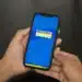 Cadastro Único: População de rua pode se cadastrar em qualquer cidade para receber Bolsa Família 11 Mãos seguram smartphone com aplicativo Cadastro Único aberto, destaque para serviços sociais