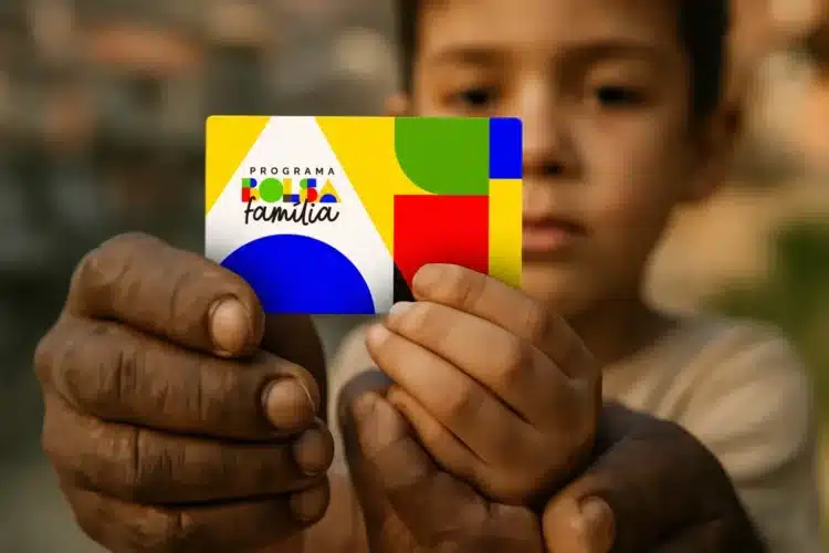 Mãos de um adulto e uma criança segurando o cartão do Programa Bolsa Família.