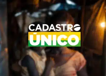 Imagem com logo do Cadastro Único sobre fundo de uma comunidade, representando o acesso a benefícios sociais.