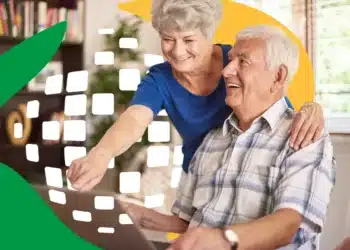 INSS: aposentadoria de R$ 8.475,54 será garantida a alguns beneficiários em 2026 6 Casal de idosos sorrindo enquanto usam um laptop juntos em casa.