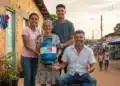 Gás do Povo liberado! Veja quem tem direito à recarga gratuita do botijão 14 Família em comunidade brasileira segurando botijão de gás entregue por programa social.