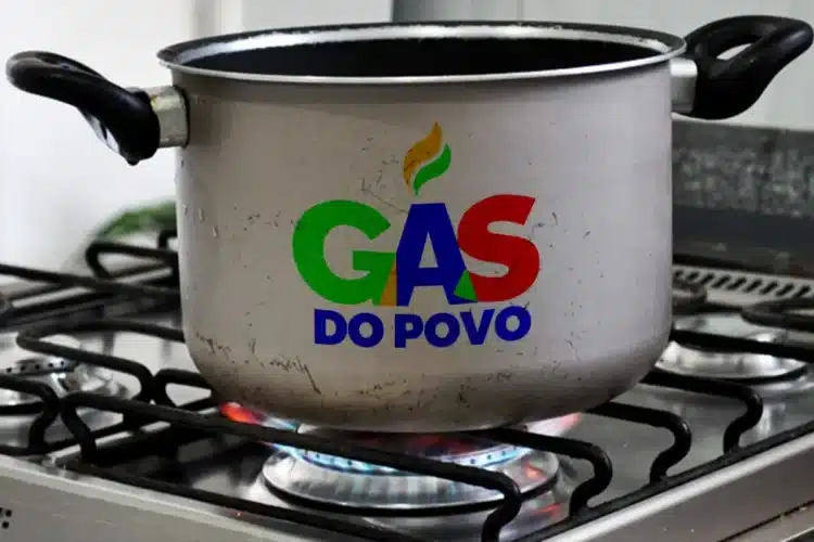 Mulheres vítimas de violência ganham preferência no Gás do Povo 1 Imagem de panela com o logo 'GAS DO POVO' em destaque, sobre um fogão aceso.