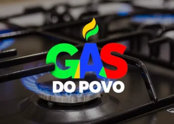 Gás do Povo prioriza beneficiários do Bolsa Família e inscritos no CadÚnico 7 Chama de gás acesa no fogão com logo do Gás do Povo sobreposto.