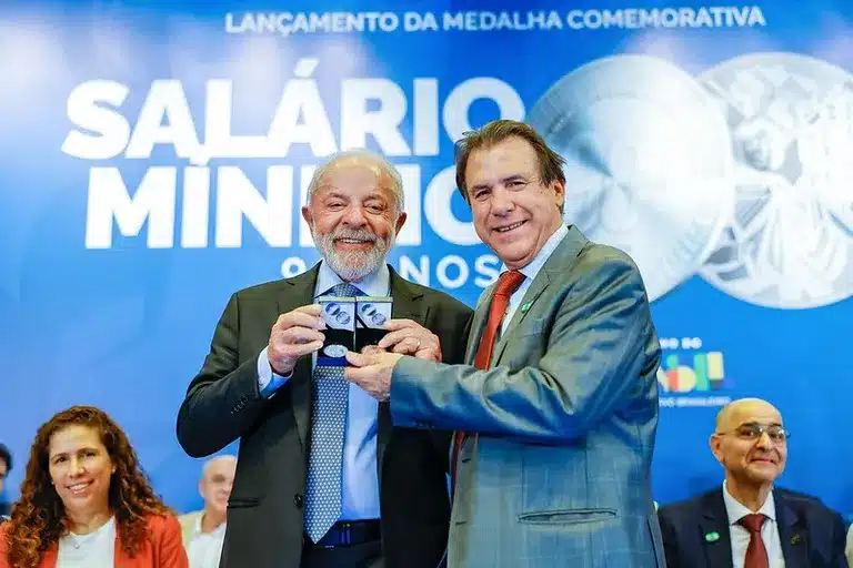 Lula e ministro no lançamento da medalha do salário mínimo. Lula e ministro comemorando o lançamento da medalha comemorativa do salário mínimo.