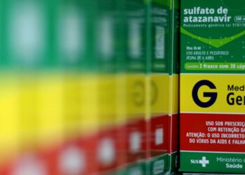 Embalagem de medicamento genérico sulfato de atazanavir, um dos remédios disponíveis gratuitamente no Programa Farmácia Popular.