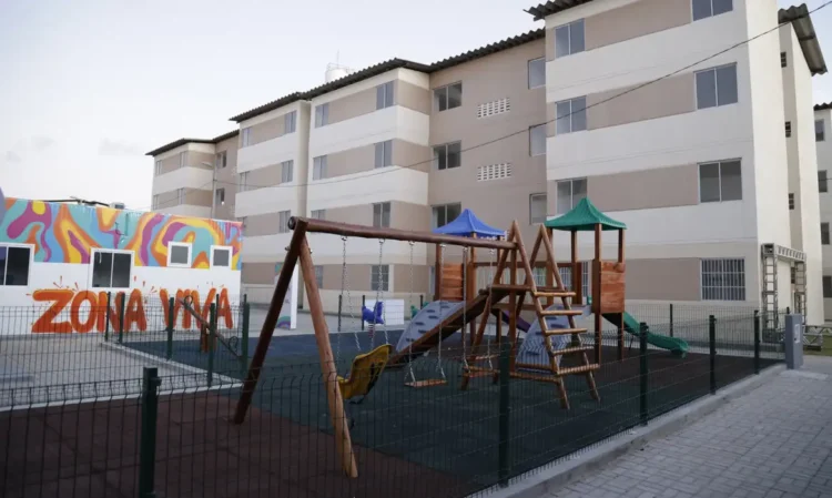 Inscrições abertas para o Minha Casa, Minha Vida; veja quem pode participar 1 Playground em condomínio residencial do Minha Casa Minha Vida com prédio ao fundo