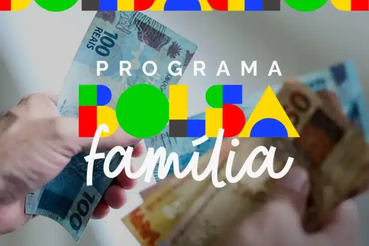 Bolsa Família 2026: Falta em consultas e vacinas pode cortar benefício 1 Mãos segurando cédulas de dinheiro brasileiro com logo colorido do Programa Bolsa Família